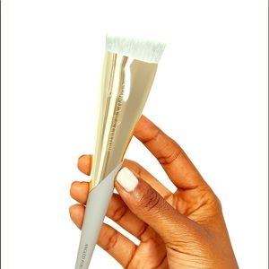 COMPLEX CULTURE - ANGLED FOUNDATION BRUSH